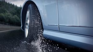 Πως φρενάρουμε το αυτοκίνητο μας όταν βρέχει