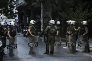 Αστυνομική επιχείρηση:  Εκκενώνουν υπό κατάληψη κτίριο