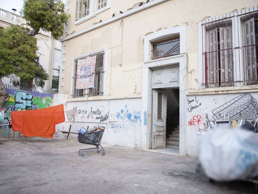 Εξάρχεια: Ιστορία 122 ετών έχει το νεοκλασικό κτίριο με τους πρόσφυγες