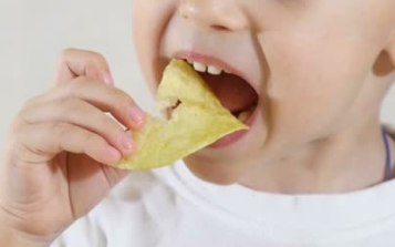 Σοκ: Έφηβος έχασε την όρασή του επειδή τρεφόταν αποκλειστικά με junk food