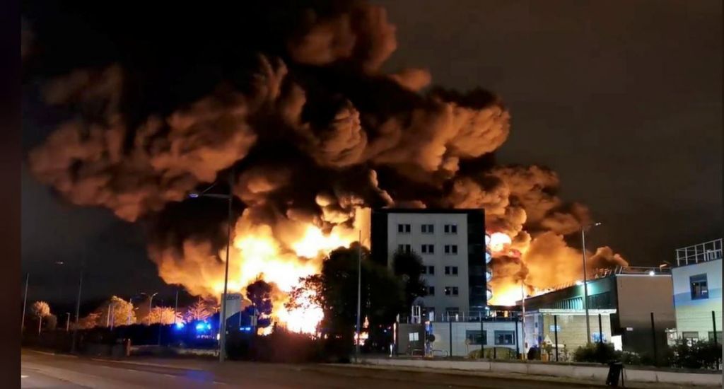 Γαλλία: Στις φλόγες εργοστάσιο χημικών στη Ρουέν