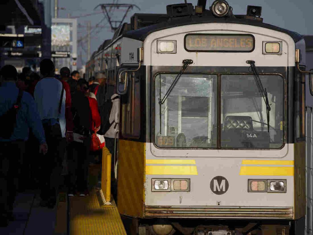 Viral : Η μυστηριώδης γυναίκα που γυρνά στο μετρό του Λος Άντζελες τραγουδώντας άριες του Πουτσίνι