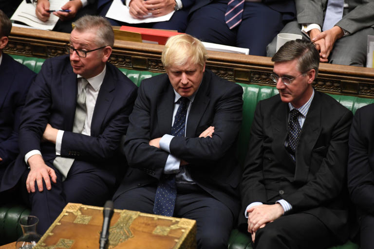 Χάος στη Βρετανία, στα… σκοινιά ο Τζόνσον: Η Βουλή είπε «όχι» σε πρόωρες εκλογές «ναι» σε αναβολή του Brexit