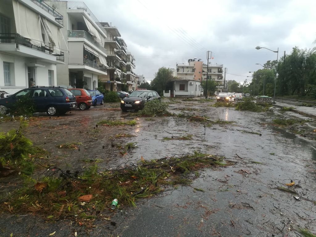 Ανεμοστρόβιλος εφόρμησε στην Καλαμάτα