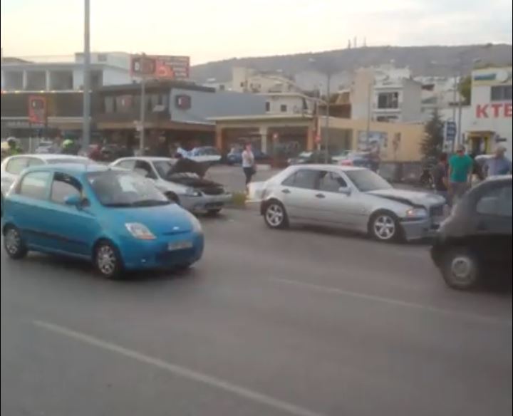 Καραμπόλα πέντε οχημάτων στη λεωφόρο Αθηνών