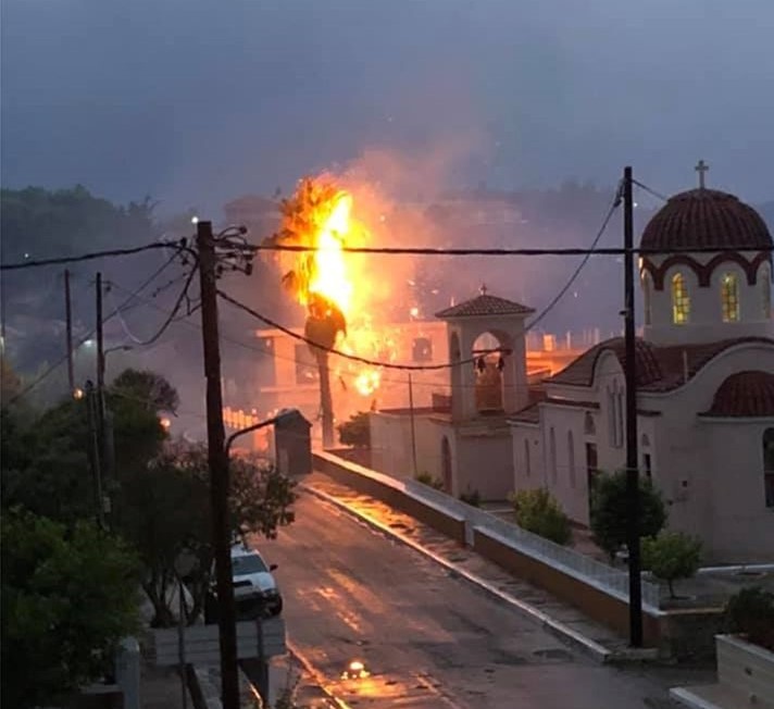 Κεφαλονιά: Φοίνικας στις φλόγες από χτύπημα κεραυνού