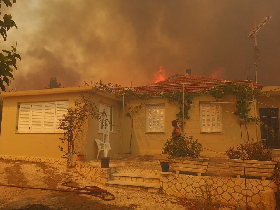 Ανεξέλεγκτο το πύρινο μέτωπο στη Ζάκυνθο: Στις φλόγες ένα σπίτι