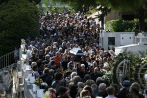 Ράγισαν καρδιές στην κηδεία του Λαυρέντη Μαχαιρίτσα