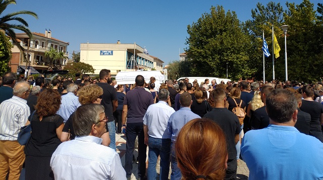 Ανείπωτος πόνος στην κηδεία της 13χρονης – Δεν κατάφερε να την αποχαιρετήσει ο πατέρας της