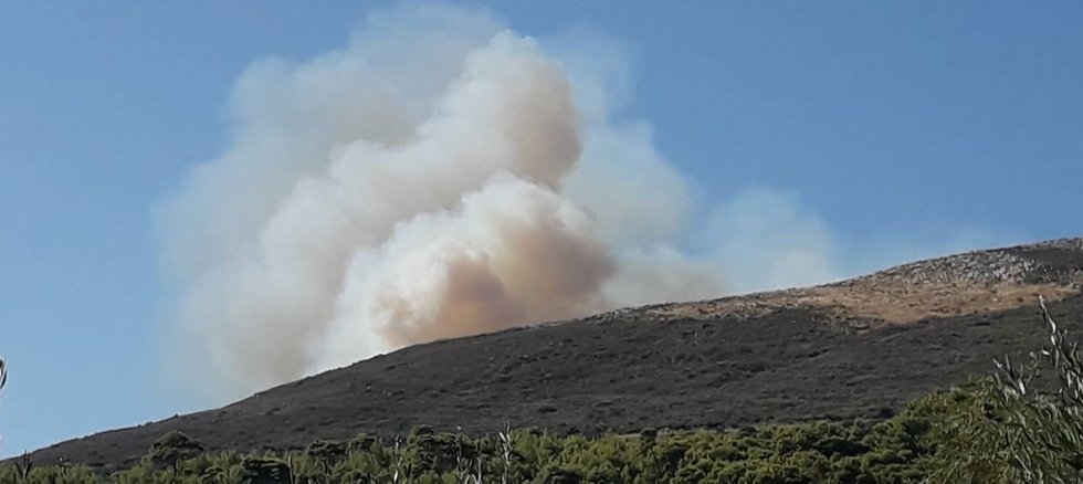 Μεγάλη πυρκαγιά στο χωριό Αγαλάς στη Ζάκυνθο