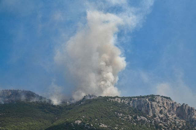 Λουτράκι: Μαίνεται το πύρινο μέτωπο – Διακοπή της κυκλοφορίας