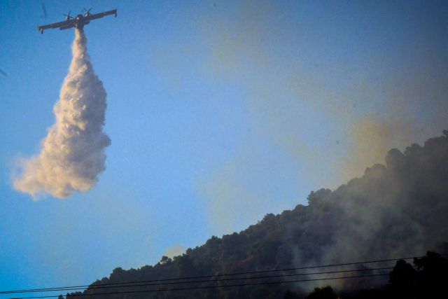 Πυρκαγιά στο Λουτράκι – Ενισχύονται οι δυνάμεις της Πυροσβεστικής