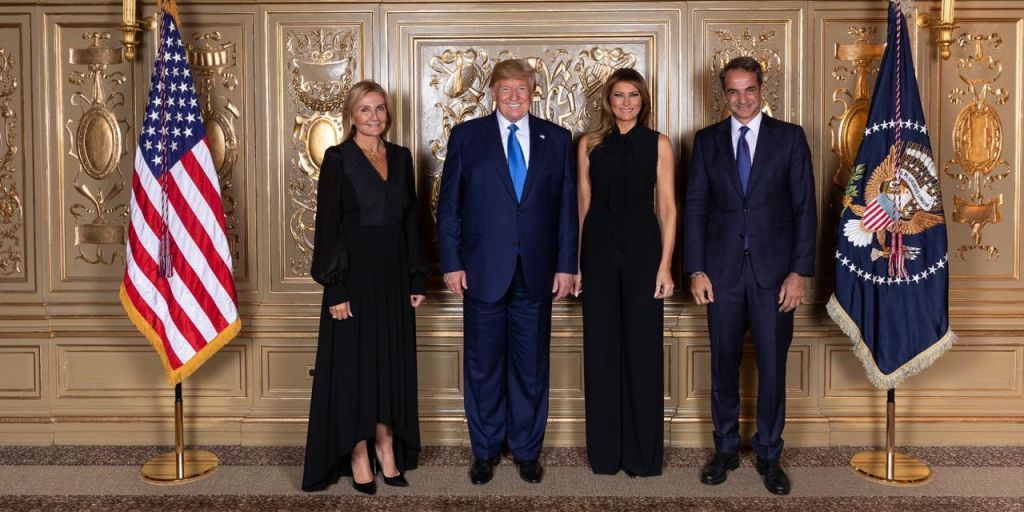 Τραμπ – Μητσοτάκης: Η φωτογραφία από τη συνάντησή τους σε δεξίωση