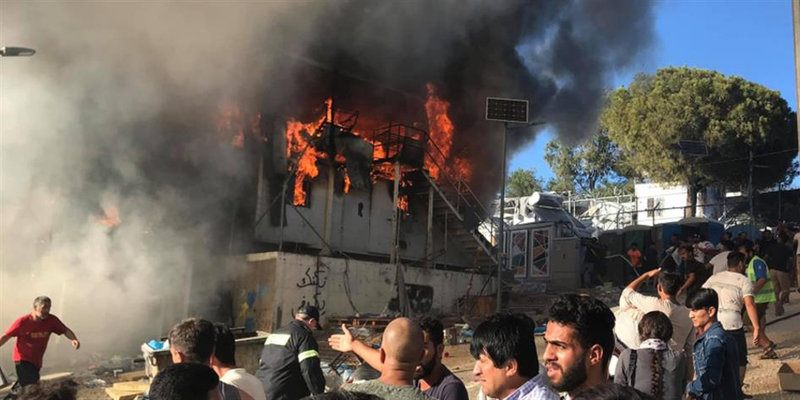 Πύρινο χάος στη Μόρια : Πληροφορίες για νεκρούς και τραυματίες – Εσπασαν τα πυροσβεστικά οχήματα