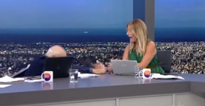 Η πτώση του Γιώργου Παπαδάκη από την καρέκλα on air