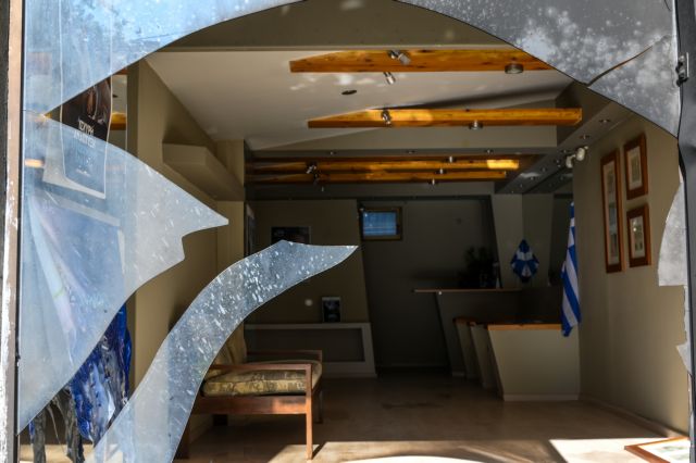 Επίθεση με γκαζάκια στα γραφεία της ΝΔ στην Πεύκη