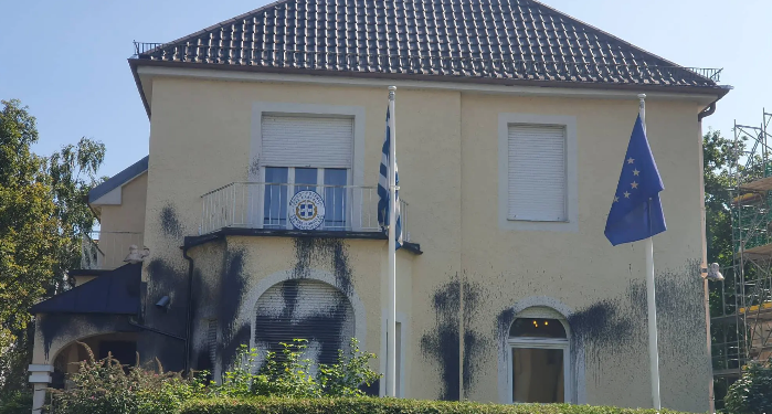 Επίθεση αντιεξουσιαστών στο Ελληνικό Προξενείο Μονάχου | tanea.gr Επίθεση αντιεξουσιαστών στο Ελληνικό Προξενείο Μονάχου | tanea.gr