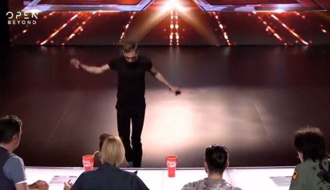 X-Factor: Δεν πρόσεξε το κενό και έπεσε από τη σκηνή