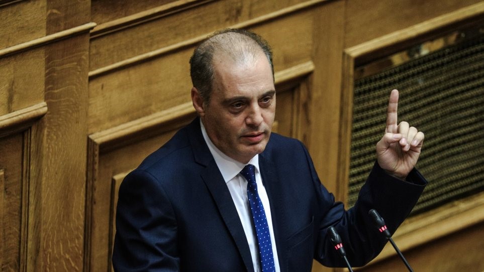 Politico: Ο Βελόπουλος πουλά εθνικισμό όπως τα γιατροσόφια για τη φαλάκρα