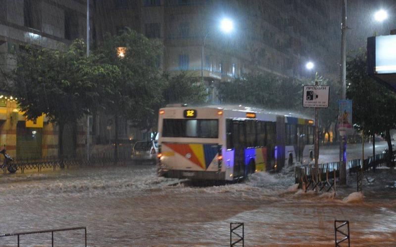 Πλημμύρισαν δρόμοι και σπίτια στη Θεσσαλονίκη – Κινδύνεψαν άνθρωποι
