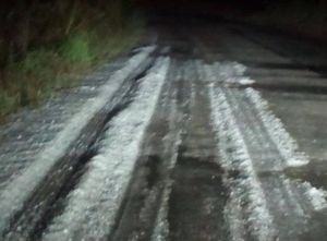 Ισχυρή χαλαζόπτωση σε Τρίκαλα και Ιωάννινα – «Άσπρισαν» οι δρόμοι