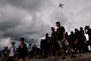 Κίνα: Διαδηλωτές προσπάθησαν να αποκλείσουν στην πρόσβαση προς το αεροδρόμιο