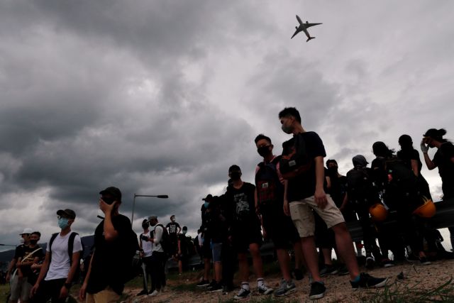 Κίνα: Διαδηλωτές προσπάθησαν να αποκλείσουν στην πρόσβαση προς το αεροδρόμιο
