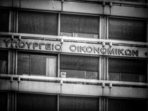 Στην κρησάρα των θεσμών οι φοροελαφρύνσεις