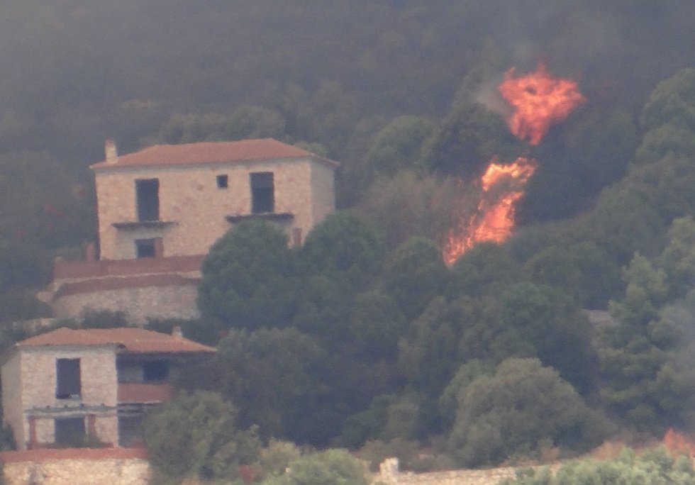 Πυρκαγιά στη Ζάκυνθο: Εκκένωση χωριών Αγαλά και Κερί