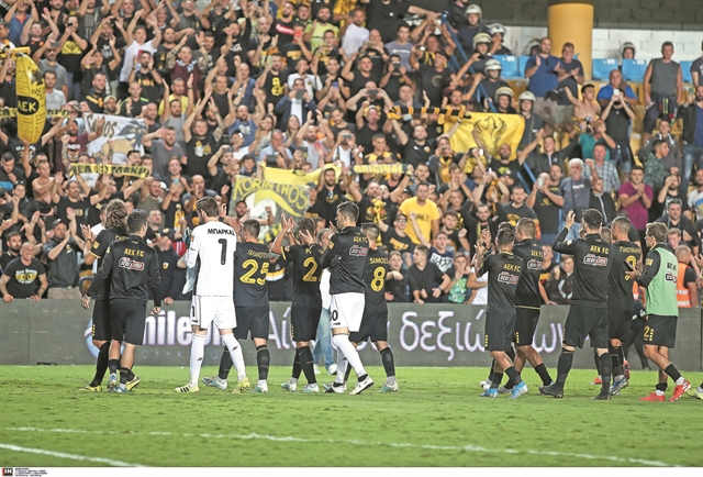 Μια γροθιά ομάδα και κόσμος