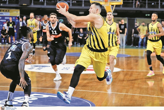 Βίοι παράλληλοι στο χείλος του γκρεμού