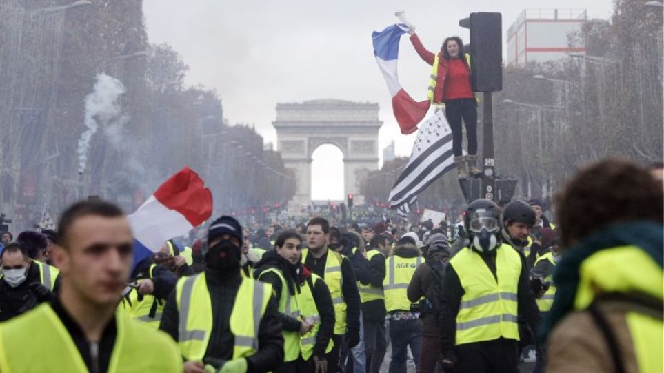 Επανεμφάνιση των Κίτρινων Γιλέκων – Νέες διαδηλώσεις με 30 προσαγωγές