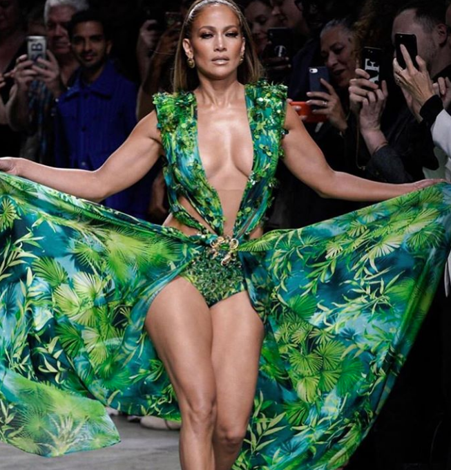 Τζένιφερ Λόπεζ: Με το ίδιο Versace φόρεμα 20 χρόνια μετά