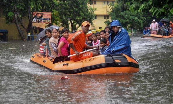 Ινδία : Τουλάχιστον 120 νεκροί από φοδρές βροχοπτώσεις