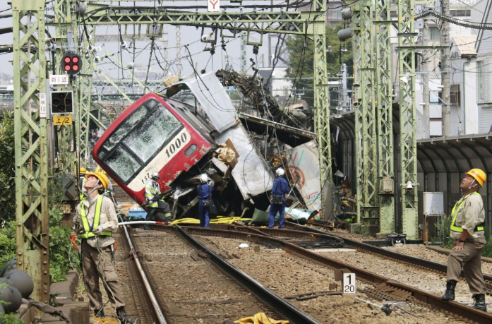 Ένας νεκρός και 34 τραυματίες από σύγκρουση τρένου με φορτηγό στη Γιοκοχάμα