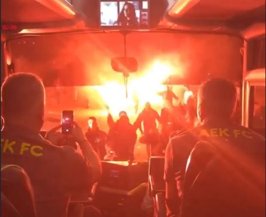 ΑΕΚ: Αποθεώθηκαν οι παίκτες στην επιστροφή από το Αγρίνιο