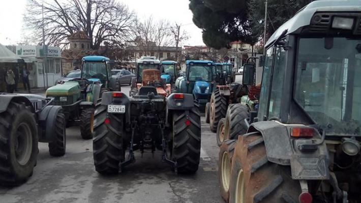 Λάρισα: Συλλαλητήριο με τρακτέρ στο κόμβο Πλατυκάμπου