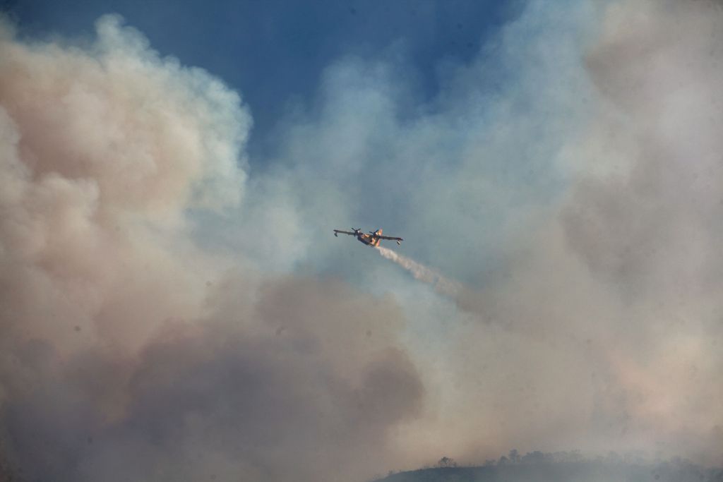 Mαίνεται η φωτιά στην Κάρυστο – Ενισχύθηκαν οι δυνάμεις πυρόσβεσης