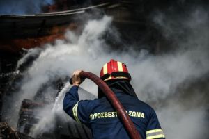 Αγρια Δύση : Εβαλαν φωτιά στις γραμμές του τρένου στον Ασπρόπυργο