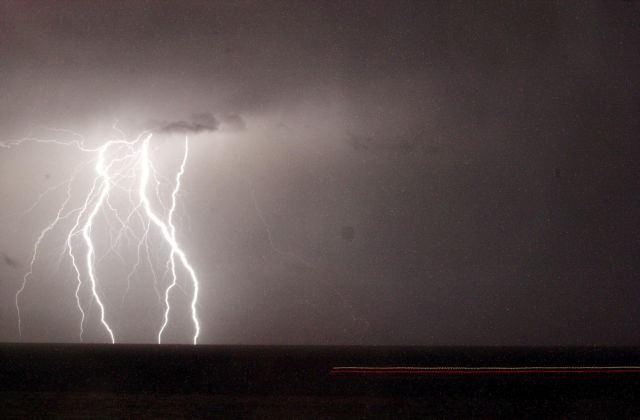 Κακοκαιρία : 16.000 κεραυνοί, έντονη βροχόπτωση και ανεμοστρόβιλοι