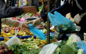 Αγία Παρασκευή: Δάγκωσαν και έκοψαν το αυτί παραγωγού σε καβγά στη λαϊκή αγορά