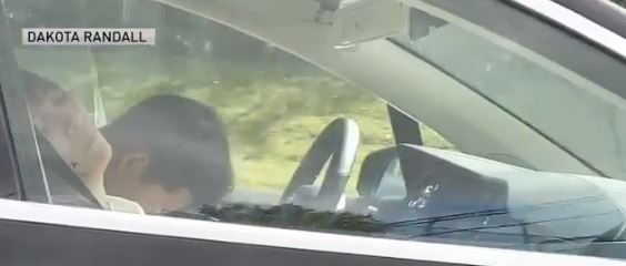 Απίστευτο βίντεο με οδηγό που αποκοιμήθηκε σε εν κινήσει αυτοκίνητο