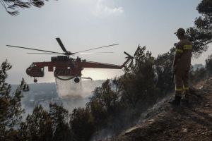 Μεγάλη φωτιά στη Σκουτερά Αγρινίου κοντά σε μοναστήρι