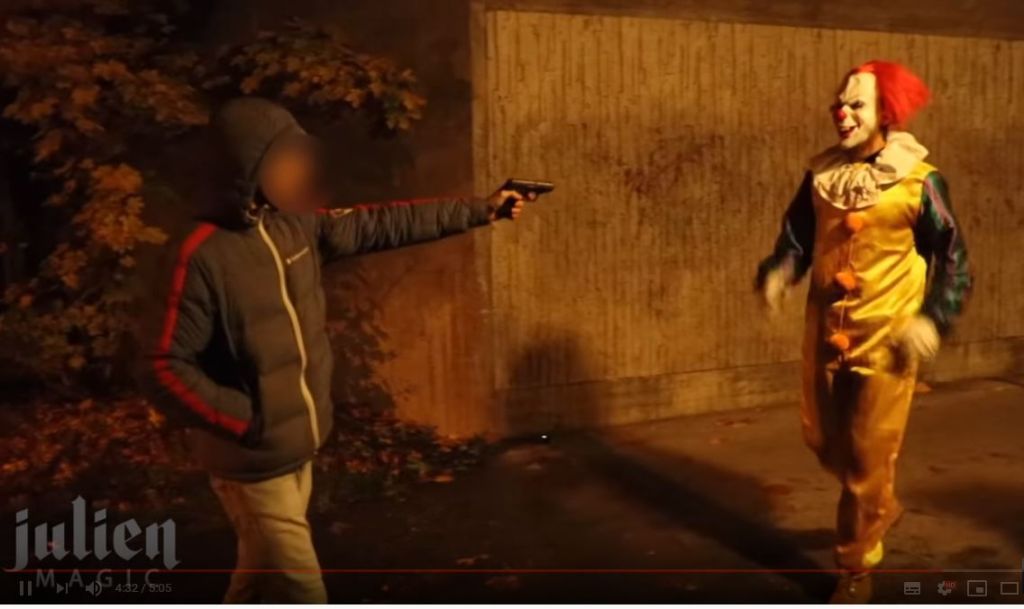 Μια φάρσα με κλόουν στο δρόμο παρ’ ολίγον να οδηγήσει σε τραγωδία