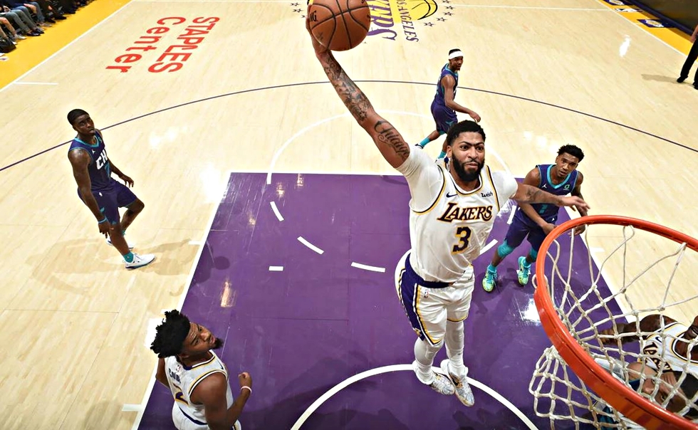 Λέικερς : Άνετοι και ωραίοι με ΛεΜπρον και Ντέιβις