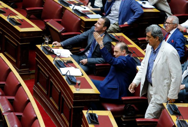 Εμφυλιοπολεμικές ασυναρτησίες Πολάκη για το θέμα των σημαιοφόρων