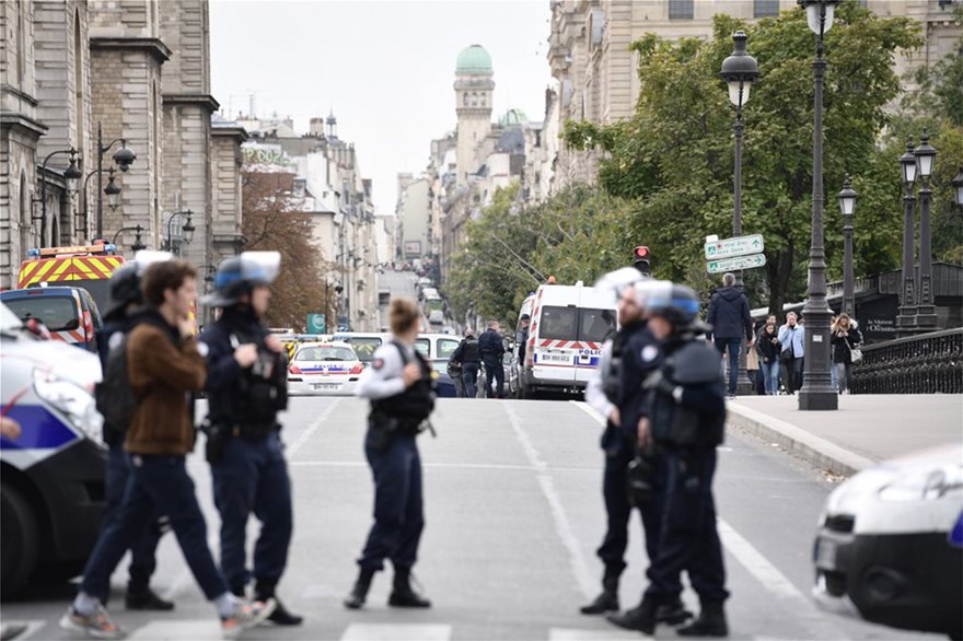 Παρίσι : Πέντε συλλήψεις για την επίθεση στο αρχηγείο της αστυνομίας