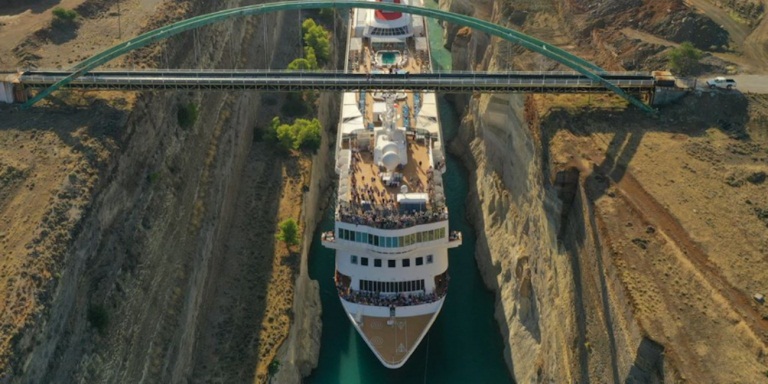 Κρουαζιερόπλοιο-μεγαθήριο περνά από τον Ισθμό της Κορίνθου