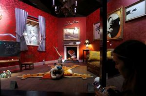 Banksy : Πουλά χαλιά που έφτιαξαν πρόσφυγες που ζουν στην Ελλάδα