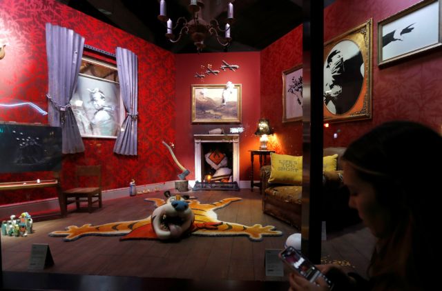 Banksy : Πουλά χαλιά που έφτιαξαν πρόσφυγες που ζουν στην Ελλάδα